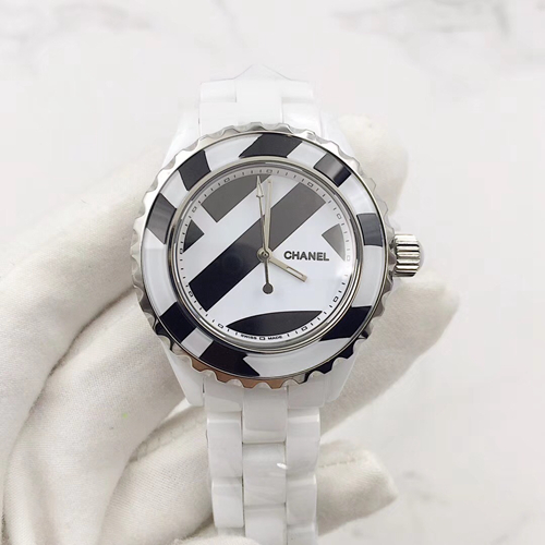 シャネル時計背面デザイン